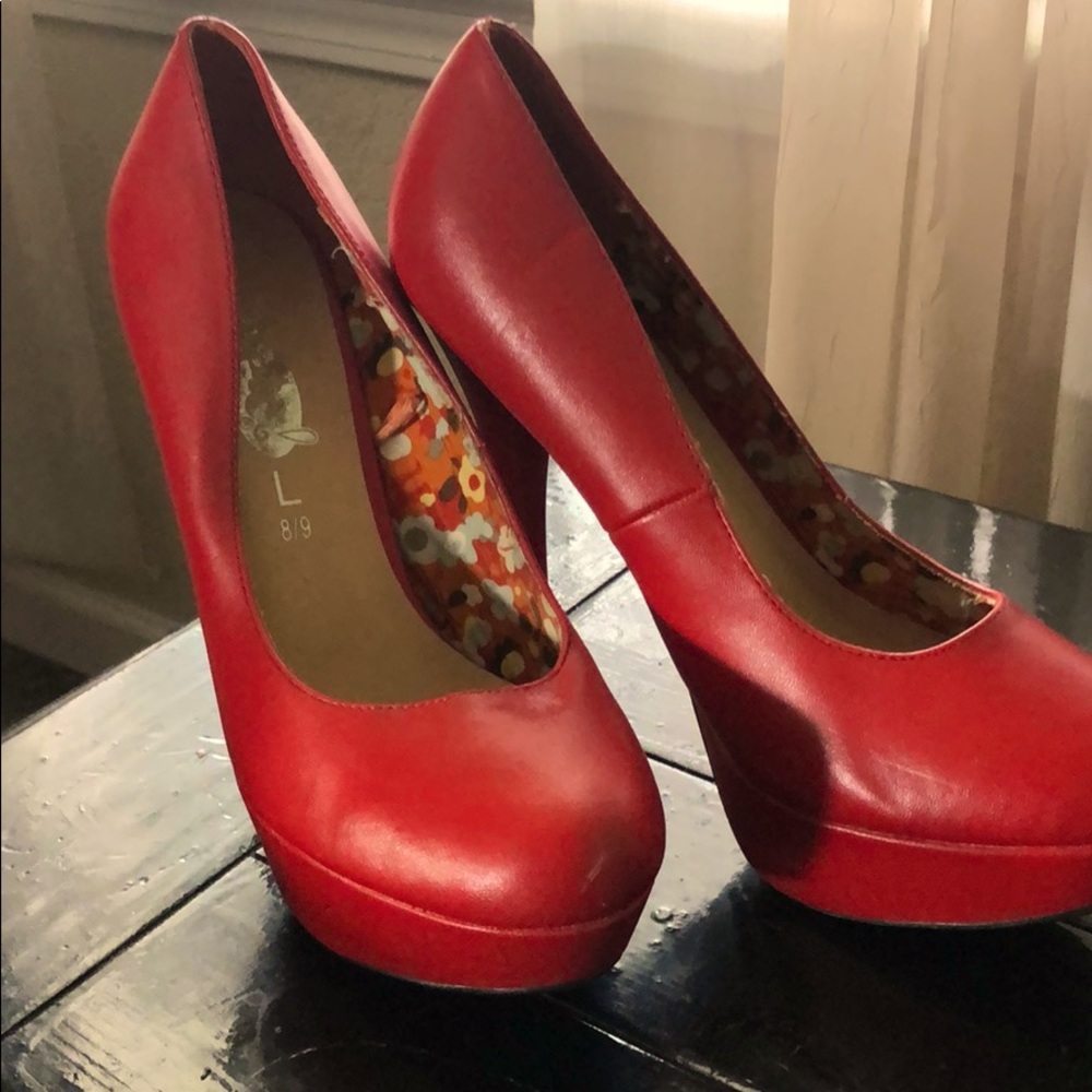 Red pumps